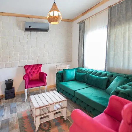 Private And Luxurious Suites In Villa With Beautiful Garden 住宿加早餐酒店 戈西克