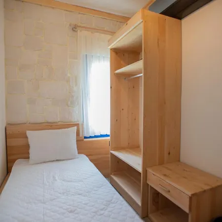 Private And Luxurious Suites In Villa With Beautiful Garden 住宿加早餐酒店 戈西克