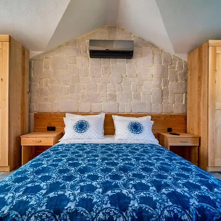 Private And Luxurious Suites In Villa With Beautiful Garden Bed & Breakfast *